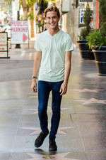 Watch Hollywood Medium Vumoo